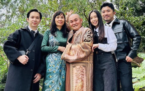 Sao Việt 24/1: Gia đình Xuân Hinh đi du xuân, Mai Phương Thúy trổ tài chặt gà