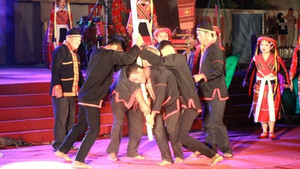 Kỳ lạ trò chơi kéo chày của người Pà Thẻn