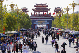 Mùng 4 Tết, du khách kéo về Tam Đảo, tận hưởng tiết trời lạnh 10 độ C