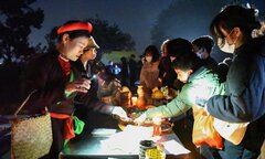 Phiên chợ Âm-Dương mở lúc nửa đêm, 'mua may bán rủi' dịp đầu năm