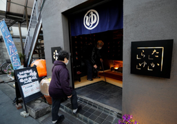 Mẹ chụp lén phụ nữ, mang ảnh về cho con trai ở Nhật Bản