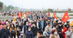 Du khách đổ về ngôi chùa lớn nhất Việt Nam 