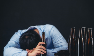 Người đỏ mặt khi uống rượu dễ mắc bệnh ung thư và tăng huyết áp?