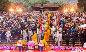 Hàng chục nghìn du khách đội mưa rét trẩy hội chùa Hương ngày đầu năm