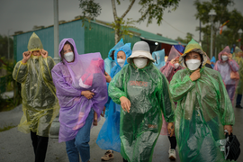 Nghìn du khách ‘đội mưa’ đổ về chùa Hương Tích trẩy hội đầu năm