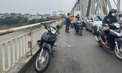 Hà Nội: Nam sinh lớp 9 nhảy cầu Chương Dương tự tử