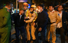 Triệu tập người đàn ông chửi bới tại chốt đo nồng độ cồn ở Hà Nội