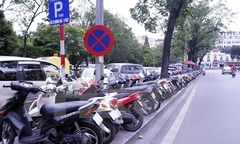Bộ Tài chính yêu cầu siết chặt thu phí tham quan, dịch vụ trông giữ xe sau Tết