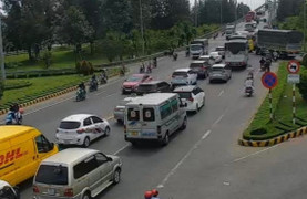 Người miền Tây trở lại TP.HCM, tiếp tục kẹt xe nghiêm trọng 2 đầu cầu Rạch Miễu