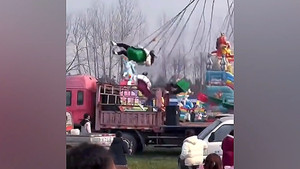 Khách chơi đu quay văng vào xe tải ở Trung Quốc
