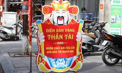 Hà Nội: Trang trí bắt mắt, cửa hàng vàng vẫn vắng vẻ trước ngày vía Thần Tài
