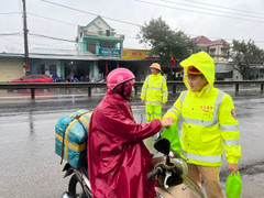 CSGT Thừa Thiên - Huế đội mưa tiếp sức cho người dân đi xe máy vào Nam sau Tết