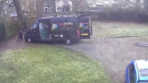 Lực sĩ bất đắc dĩ dừng xe tải đang di chuyển ở Anh