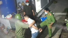 Tạm đình chỉ công tác đại úy công an đá vào người thanh niên say rượu