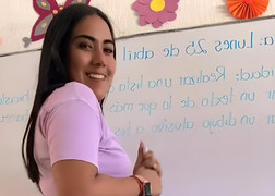 Cô giáo xinh đẹp đau đầu vì bị các ông bố của học trò theo dõi