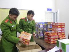 Khởi tố nữ cán bộ huyện ở Hà Tĩnh buôn pháo lậu