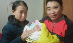 Bé sơ sinh bị bỏ rơi trước cổng nhà vợ chồng hiếm muộn