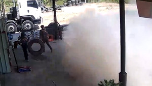 Lốp xe phát nổ, bụi bao trùm nhà xưởng ở Thái Lan