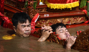 Tục lệ rước kiệu dưới nước trong giá lạnh ở Thái Bình