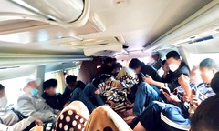 Xe khách 40 chỗ nhồi gần 100 người, giá vé cao gần gấp 3 ngày thường