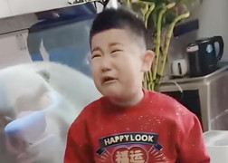 Cậu bé bật khóc thảm thiết vì quà tặng của bố mẹ