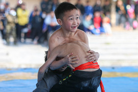 Hà Nội: Đô vật nhí hào hứng tranh tài tại sới vật truyền thống làng Bùng