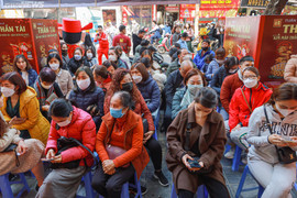 Tranh thủ nghỉ trưa, khách đổ xô đi mua vàng vía Thần Tài