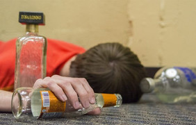 Dấu hiệu cảnh báo độc chất trong rượu nguy hiểm tính mạng, cần nhập viện sớm 