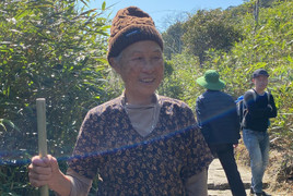 Những cụ bà còng lưng chống gậy lên chùa Đồng Yên Tử ngày khai hội