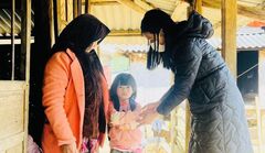 Giáo viên miền núi đến từng thôn, bản vận động học sinh trở lại trường