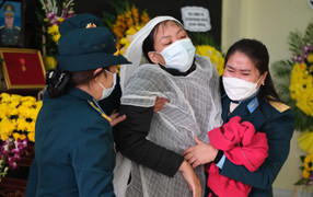 Người thân, đồng đội nghẹn ngào tiễn biệt Thiếu tá phi công Trần Ngọc Duy