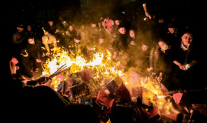 Cả làng háo hức xin lửa 'lấy đỏ' đầu năm mới