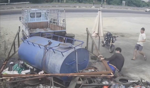 Tài xế lùi xe hậu đậu, nam công nhân gặp họa