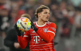 Man Utd mượn gấp tiền vệ của Bayern Munich thay Eriksen