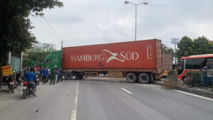 Xe đầu kéo lao sang làn đường ngược chiều, tông thương vong 2 người