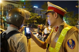 Cấm uống rượu lái xe: Gia đình ấm áp; bạn bè, cấp trên văn minh, không dám ép