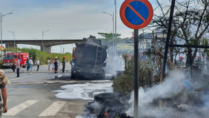 1 người bị thương sau vụ xe bồn chở xăng bốc cháy