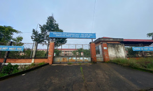 Cho thôi chức hiệu trưởng không dạy học nhưng vẫn nhận tiền đứng lớp