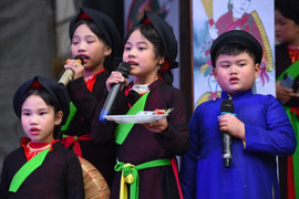 Về hội Lim nghe liền anh, liền chị nhí hát dân ca quan họ