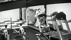 Cố gắng cởi áo khoác, người đàn ông ngã ngửa khỏi máy chạy bộ
