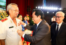 Bình Dương tặng, truy tặng Huy hiệu Đảng cho 350 Đảng viên dịp 3/2