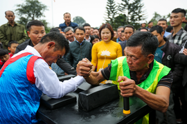 Nghìn người xem vật tay tại Lễ hội Hải Thượng Lãn Ông Lê Hữu Trác