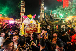 Hàng nghìn người xuyên đêm xem 17 ‘ông lợn’ được rước bằng kiệu hoa