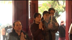 Người dân Hà Nội nô nức đi lễ rằm tháng Giêng cầu bình an