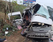  Ô tô khách tông xe đầu kéo, 4 người thương vong 