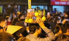 Dòng người chực chờ tới nửa đêm, đội lễ vật vào đền Trần sau lễ khai ấn