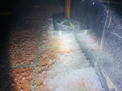 Mưa đá phủ trắng đỉnh Fansipan, có hạt đường kính lên tới 3cm