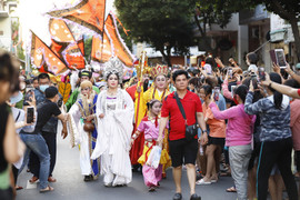 'Tiên nữ' xuất hiện tại Lễ hội Tết Nguyên tiêu ở TP.HCM