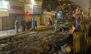 Hà Nội: Băng qua đường tàu không quan sát, xe máy bị hất văng gần 10m