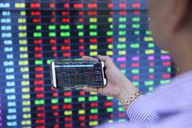 Chứng khoán vẫn tiềm ẩn rủi ro, nhà đầu tư thận trọng khi xuống tiền